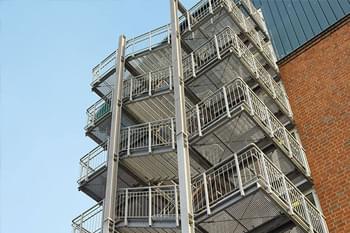 estruturas metálicas para passarelas e escadas